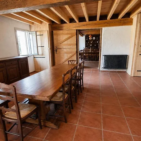 Hébergement de vacances Ferme Rénovée 14 Pers, Barbecue Et Grand Jardin Arne